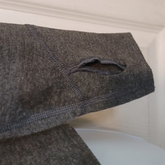 Patagonia thumb hole top - Picture 4 of 16